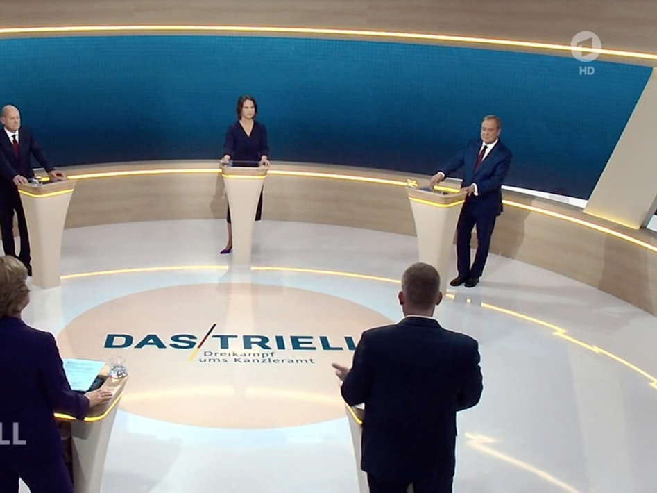 Kanzlerkandidat Olaf Scholz (SPD, hinten, l-r), Kanzlerkandidatin Annalena Baerbock (Bündnis 90/Die Grünen) und Kanzlerkandidat Armin Laschet (CDU) reden miteinander im Fernsehstudio.