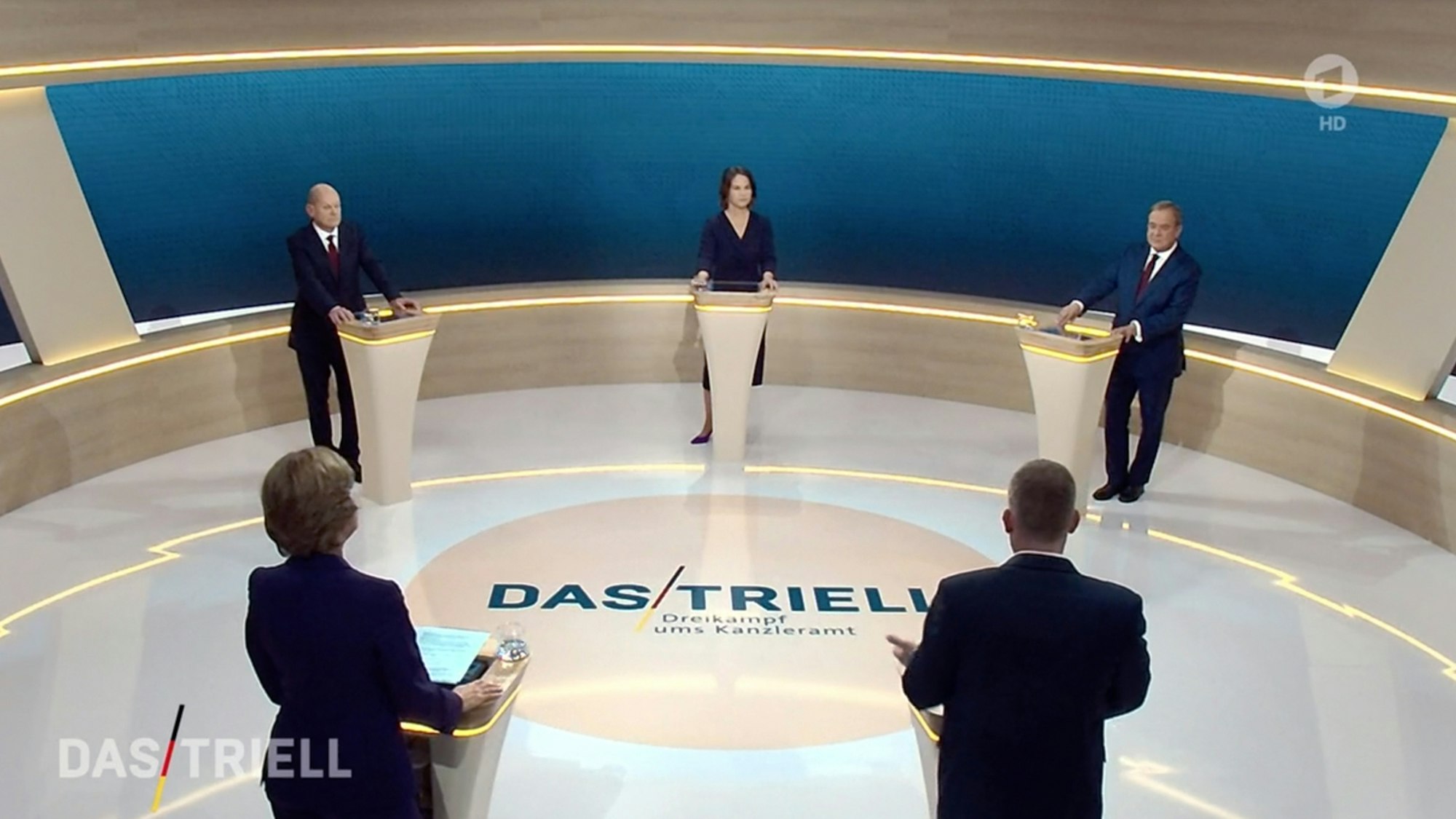 Kanzlerkandidat Olaf Scholz (SPD, hinten, l-r), Kanzlerkandidatin Annalena Baerbock (Bündnis 90/Die Grünen) und Kanzlerkandidat Armin Laschet (CDU) reden miteinander im Fernsehstudio.
