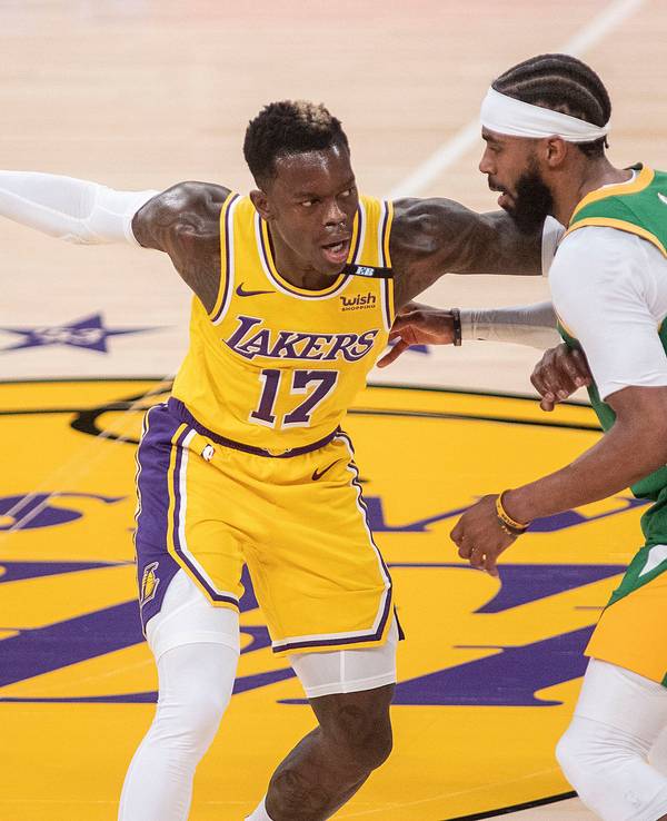Lakers Point Guard Dennis Schröder versucht an Utahs Mike Conley vorbeizukommen