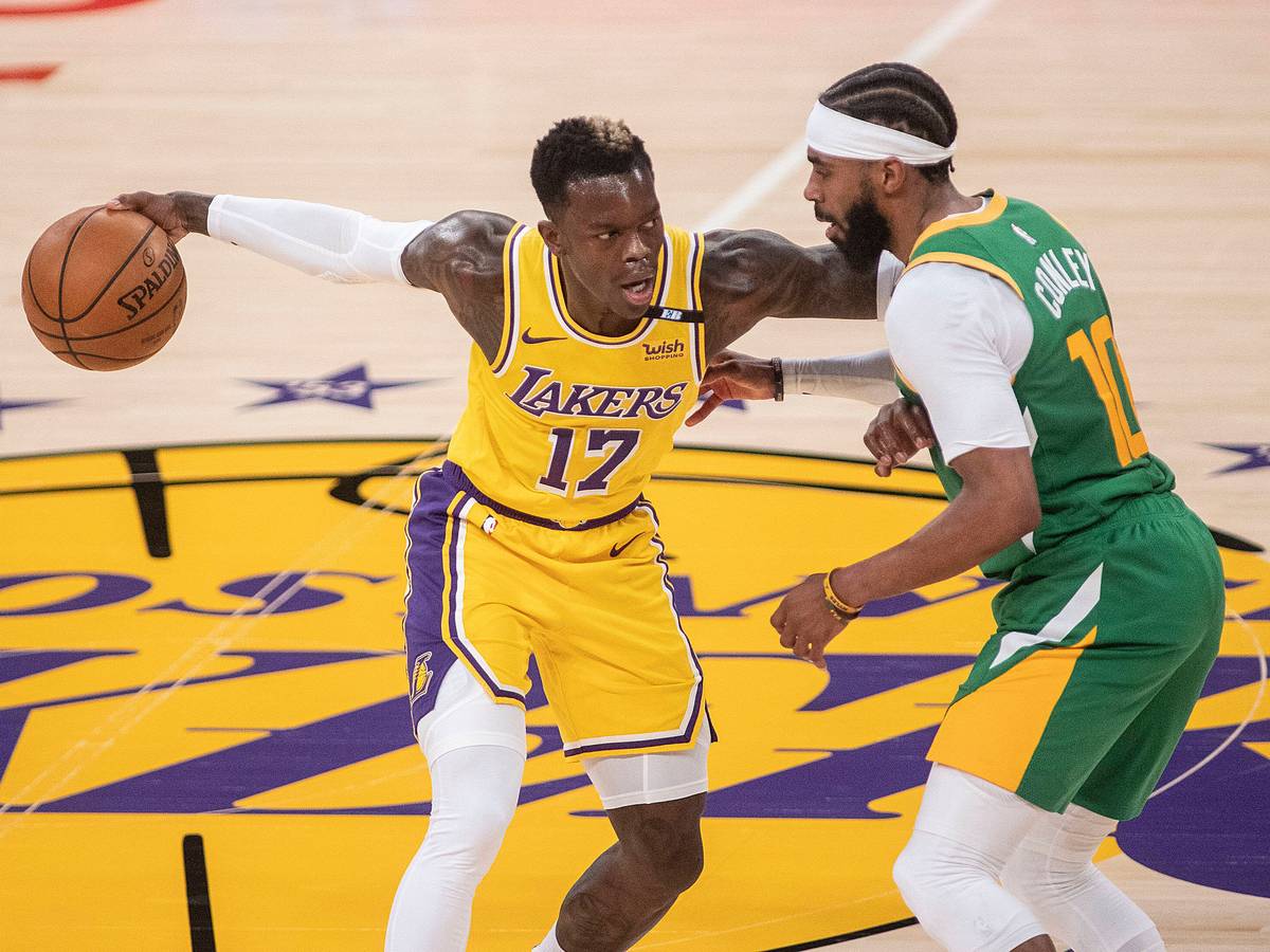 Lakers Point Guard Dennis Schröder versucht an Utahs Mike Conley vorbeizukommen