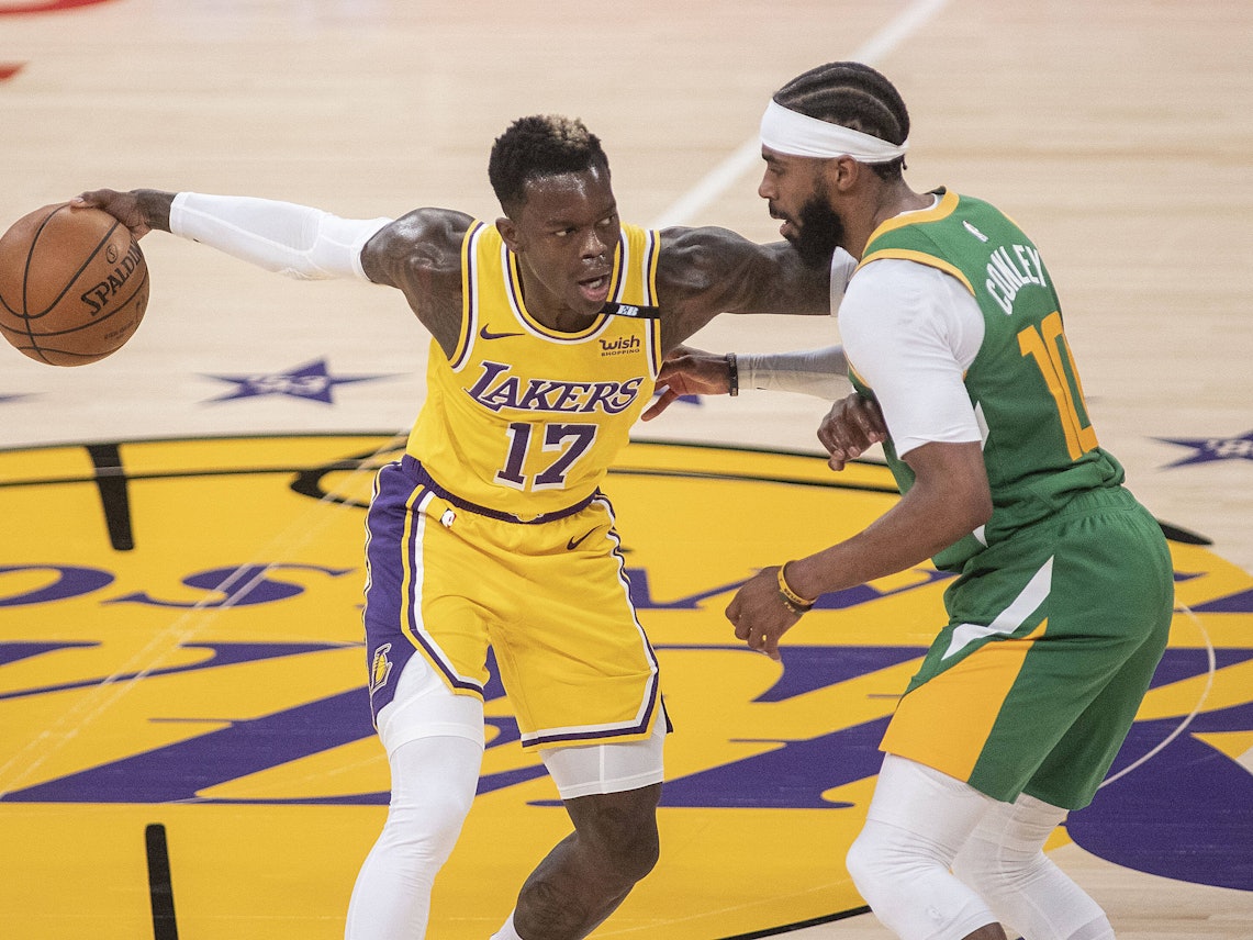 Lakers Point Guard Dennis Schröder versucht an Utahs Mike Conley vorbeizukommen