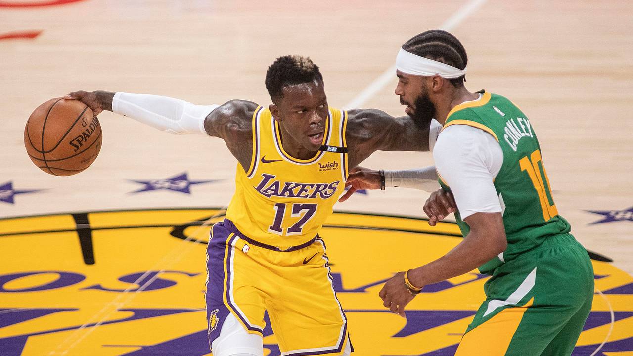 Lakers Point Guard Dennis Schröder versucht an Utahs Mike Conley vorbeizukommen