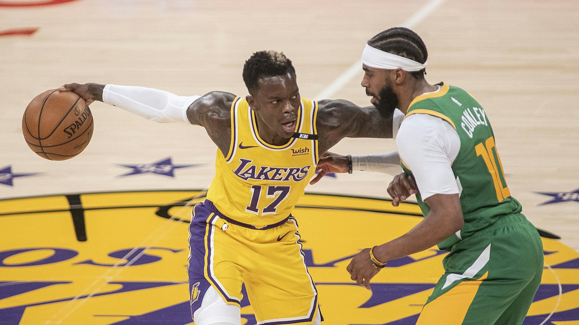 Lakers Point Guard Dennis Schröder versucht an Utahs Mike Conley vorbeizukommen