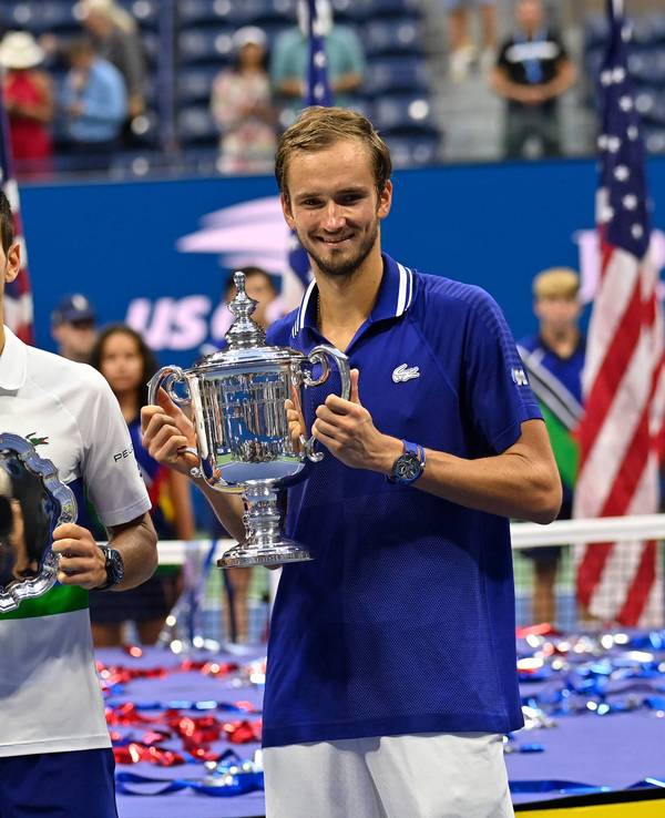 Djokovic und Medwedew posieren mit ihren Trophäen nach der Siegerehrung.