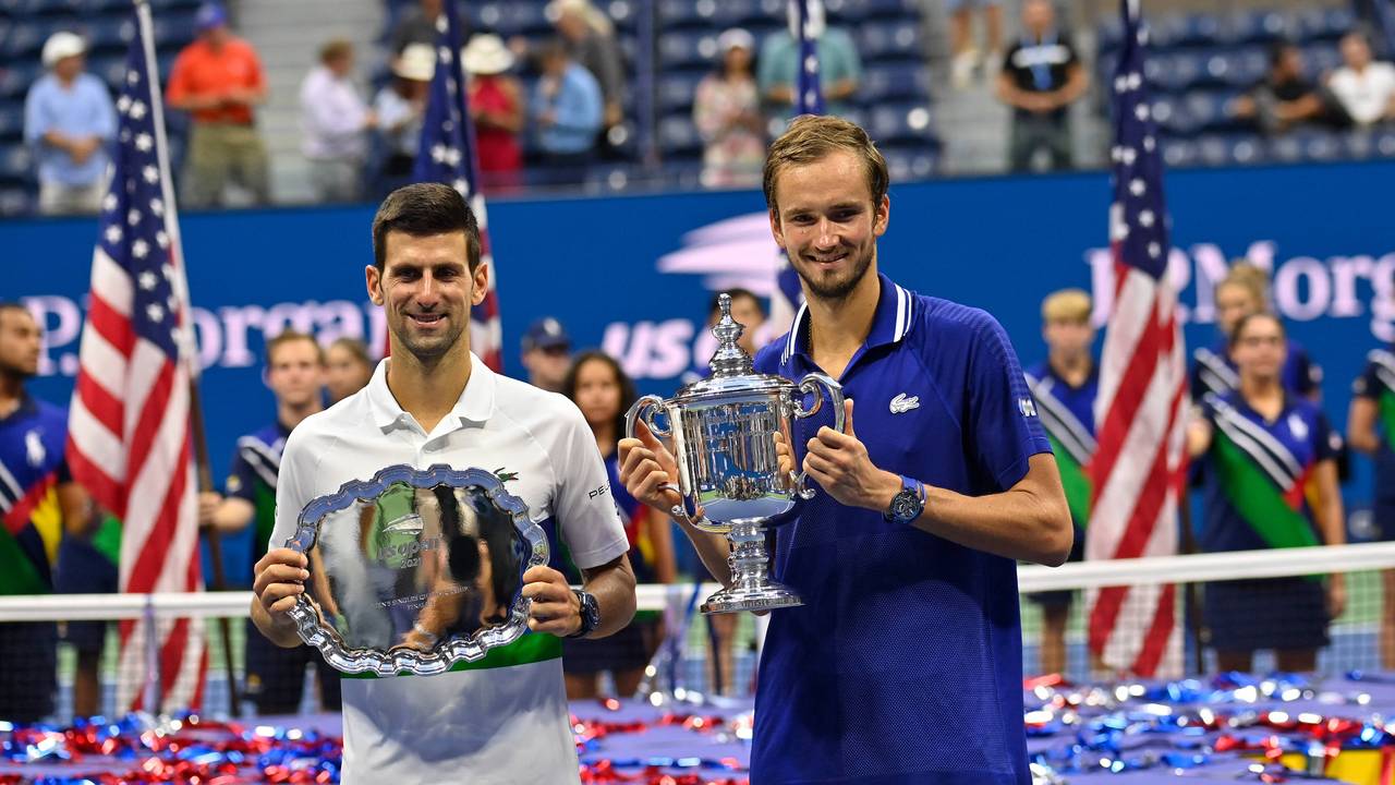 Djokovic und Medwedew posieren mit ihren Trophäen nach der Siegerehrung.