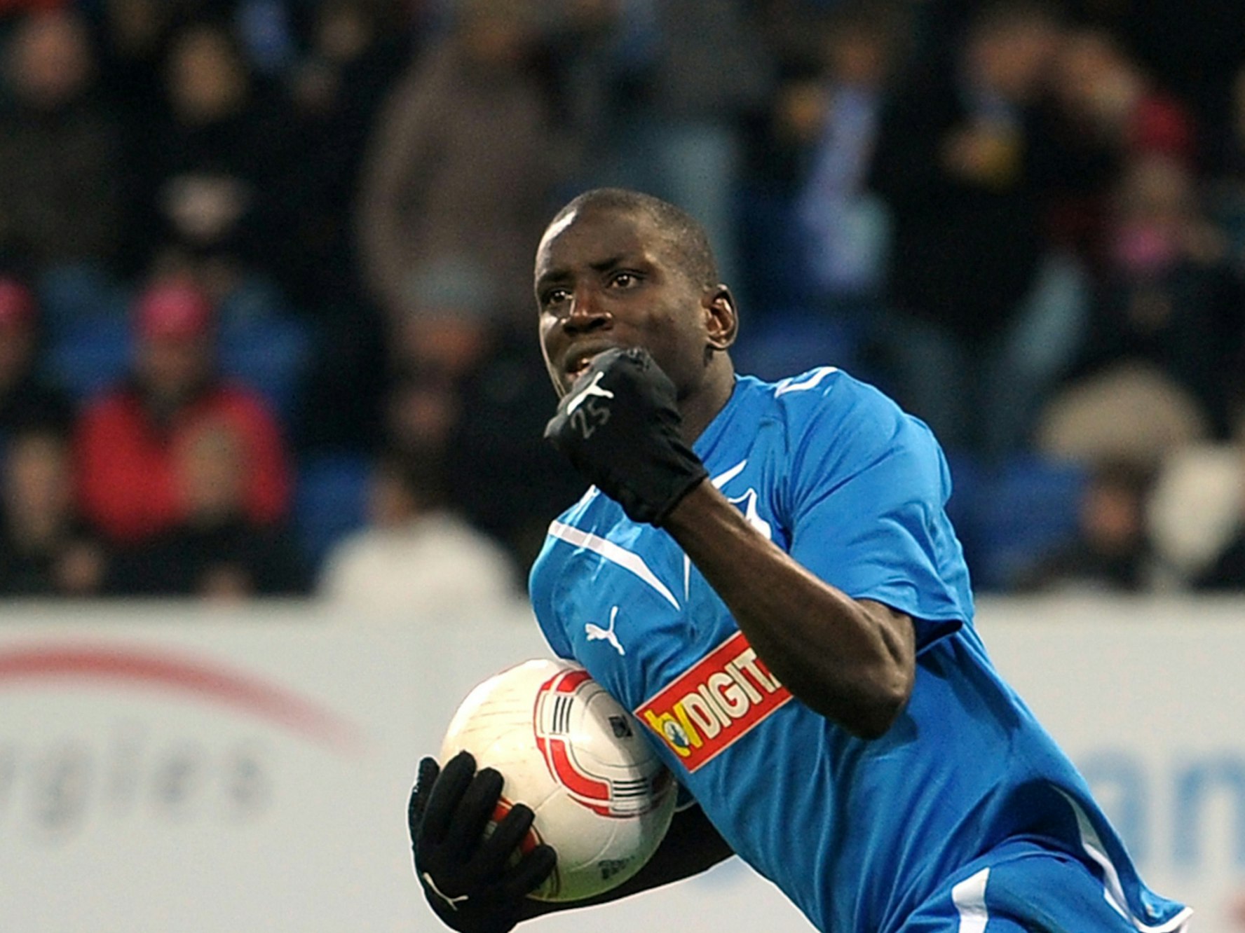 Demba Ba jubelt nach seinem Tor zum 1:1 im Spiel 1899 Hoffenheim gegen Borussia Mönchengladbach.