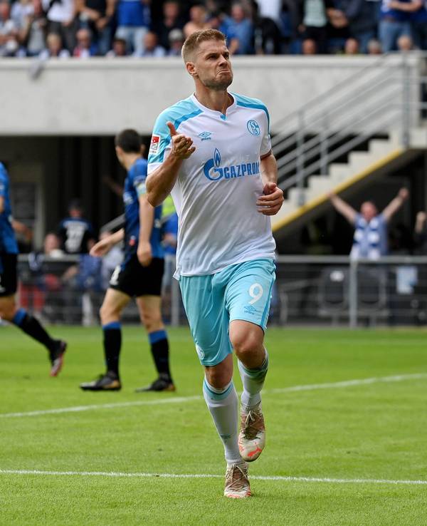 Simon Terodde jubelt nach seinem Tor zum 0:1 gegen den SC Paderborn.