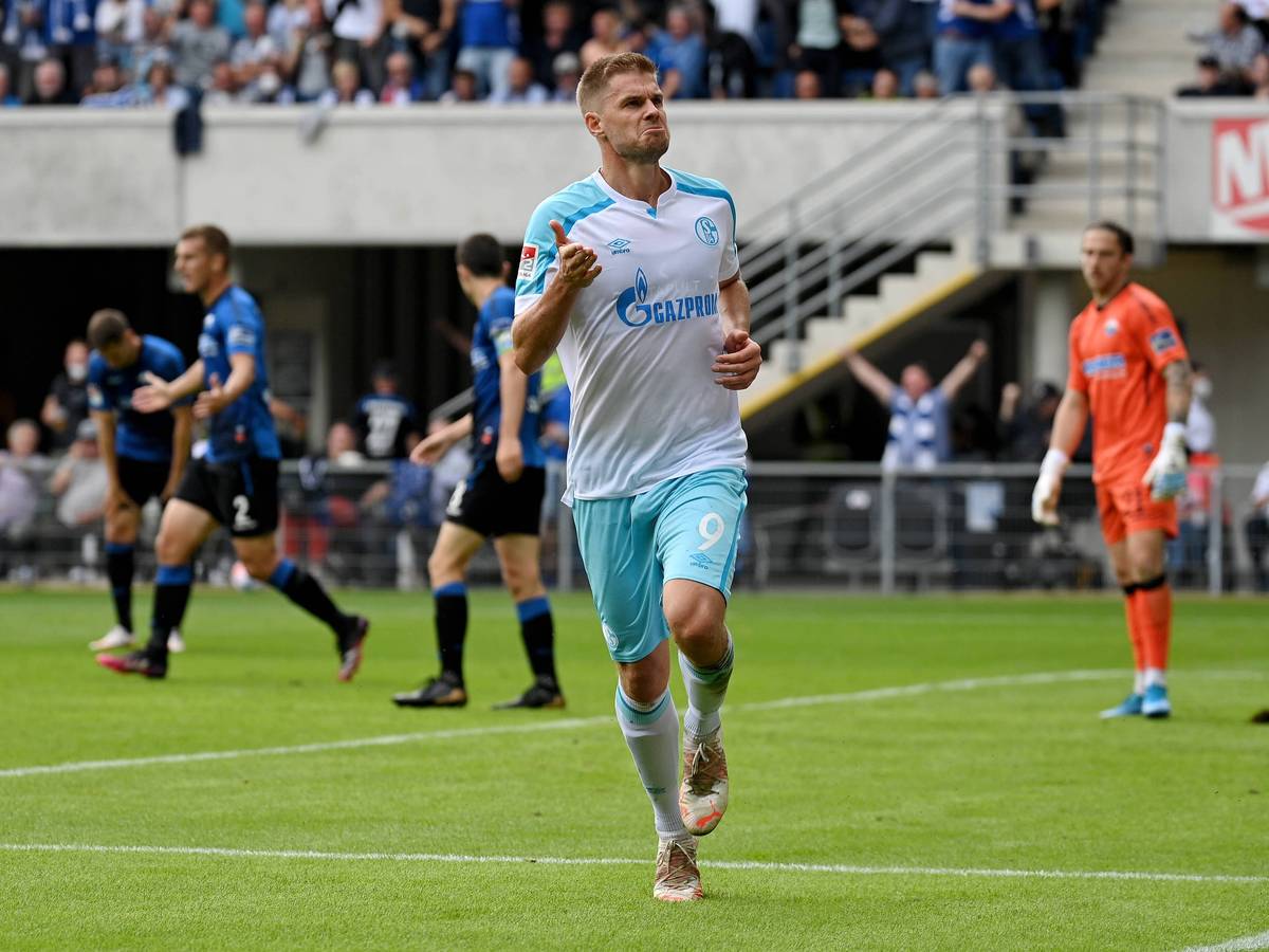 Simon Terodde jubelt nach seinem Tor zum 0:1 gegen den SC Paderborn.