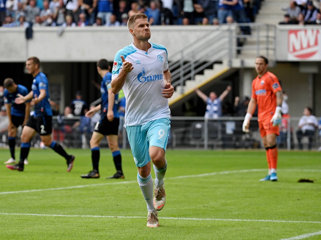 Simon Terodde jubelt nach seinem Tor zum 0:1 gegen den SC Paderborn.