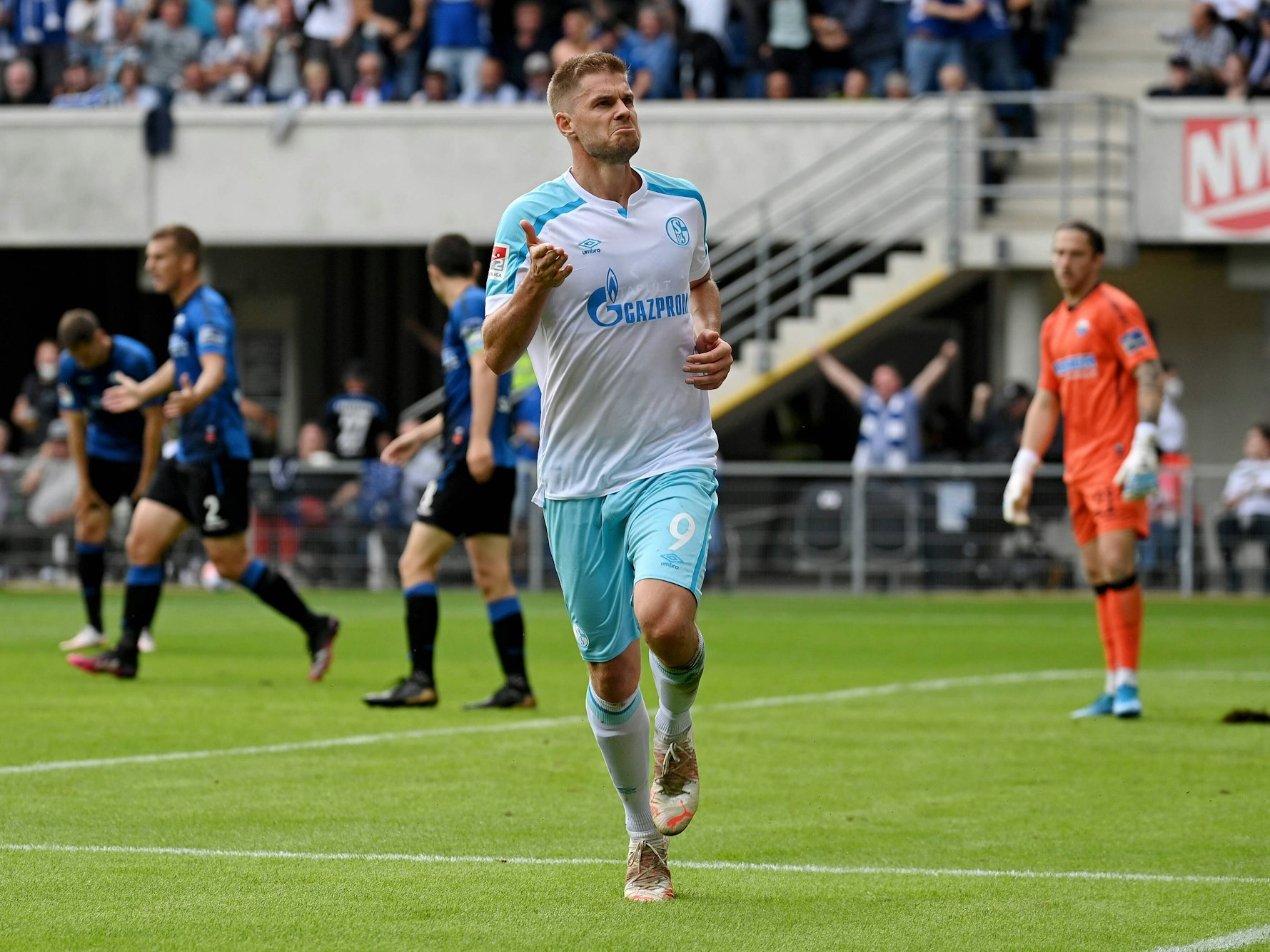Simon Terodde jubelt nach seinem Tor zum 0:1 gegen den SC Paderborn.