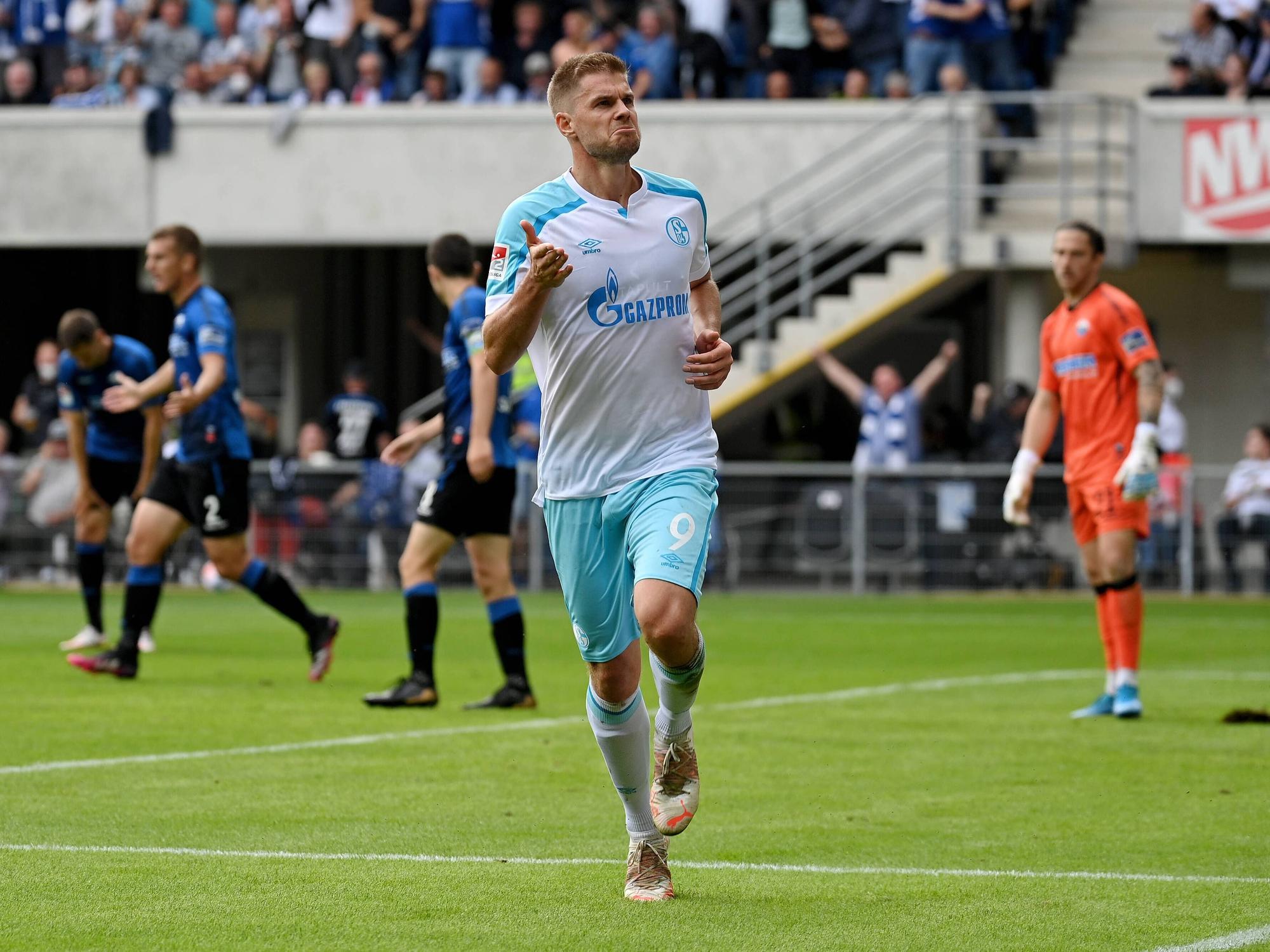 Simon Terodde jubelt nach seinem Tor zum 0:1 gegen den SC Paderborn.