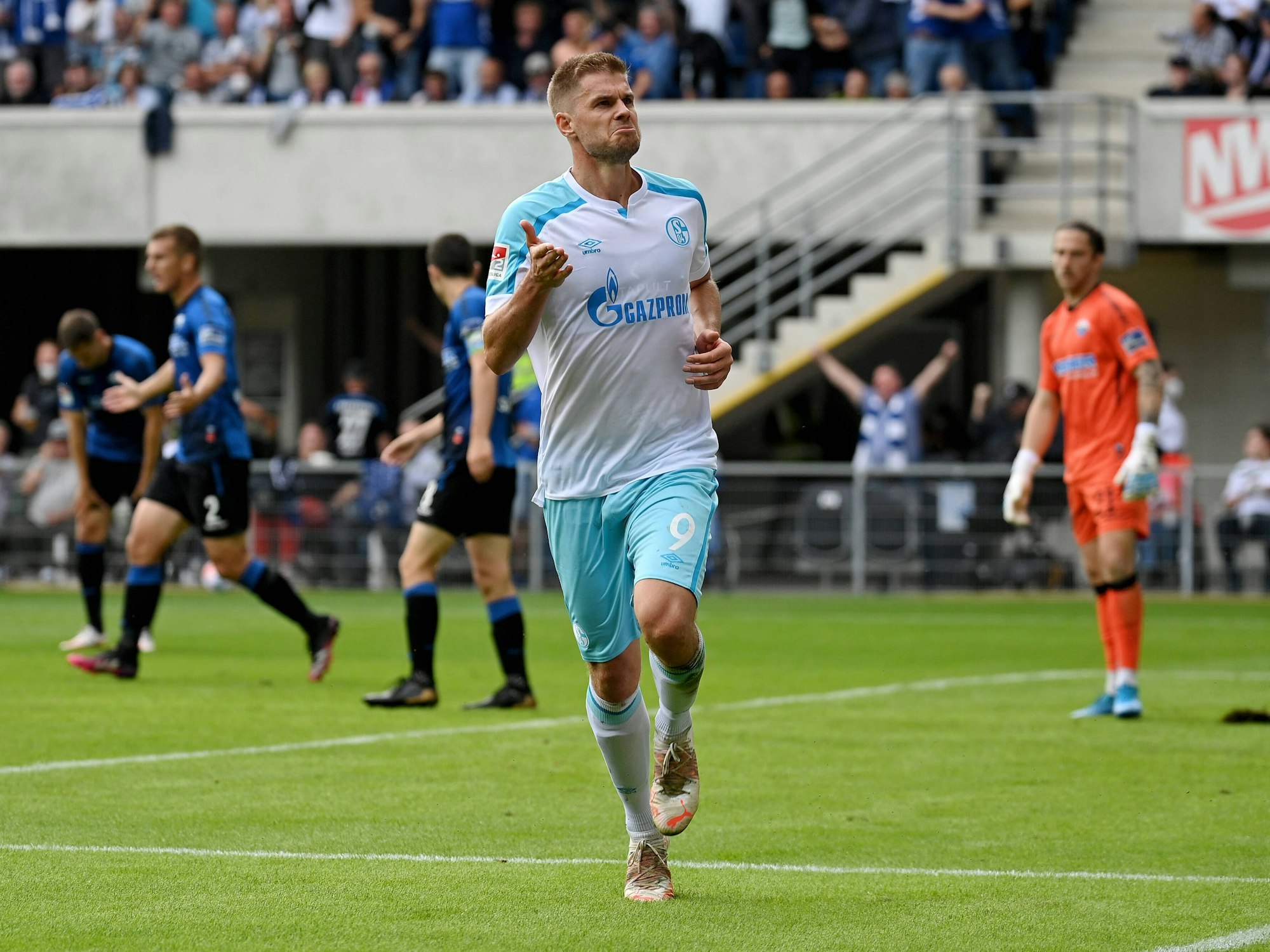 Simon Terodde jubelt nach seinem Tor zum 0:1 gegen den SC Paderborn.