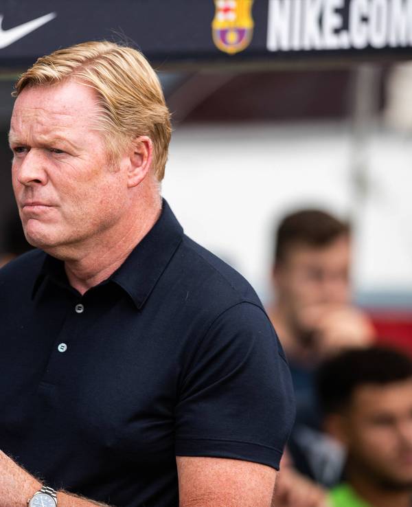 Koeman steht vor der Trainerbank.