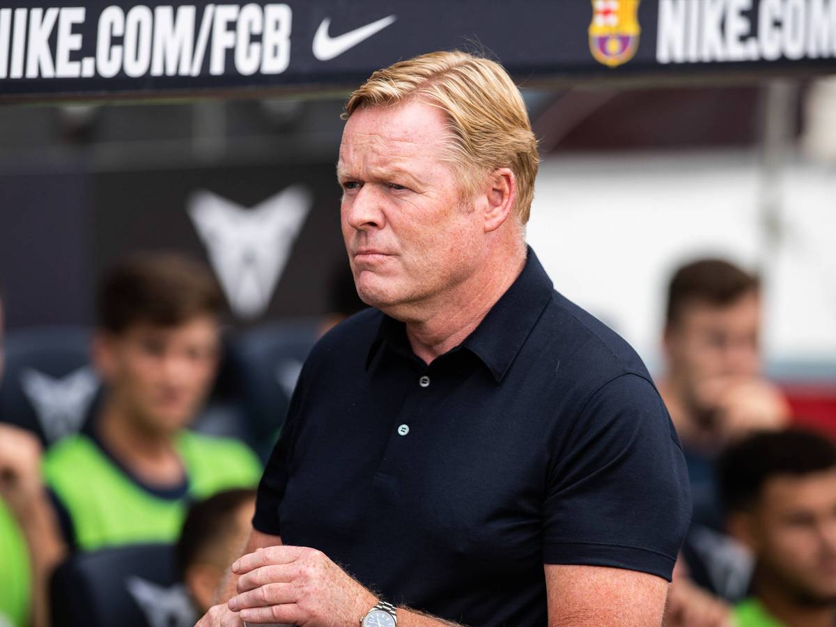 Koeman steht vor der Trainerbank.