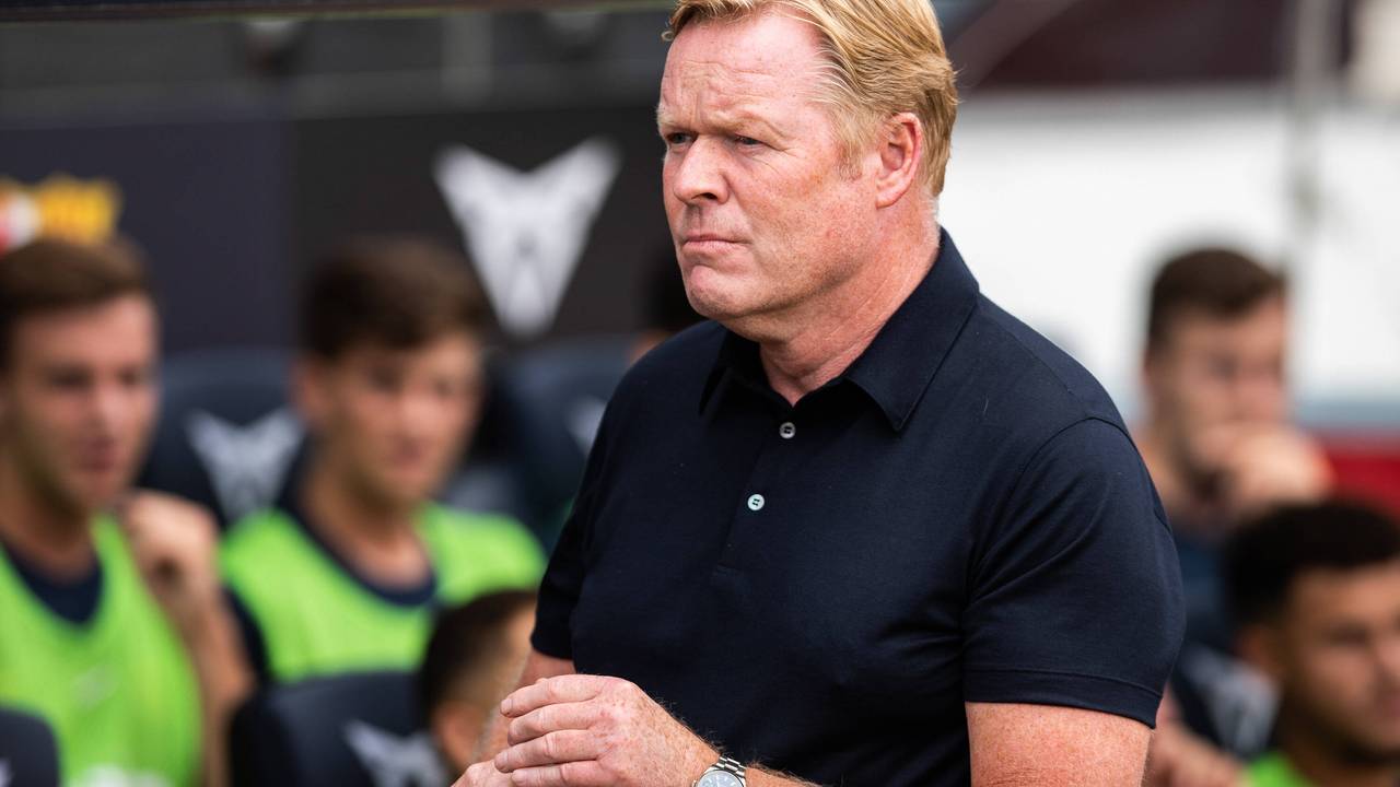 Koeman steht vor der Trainerbank.