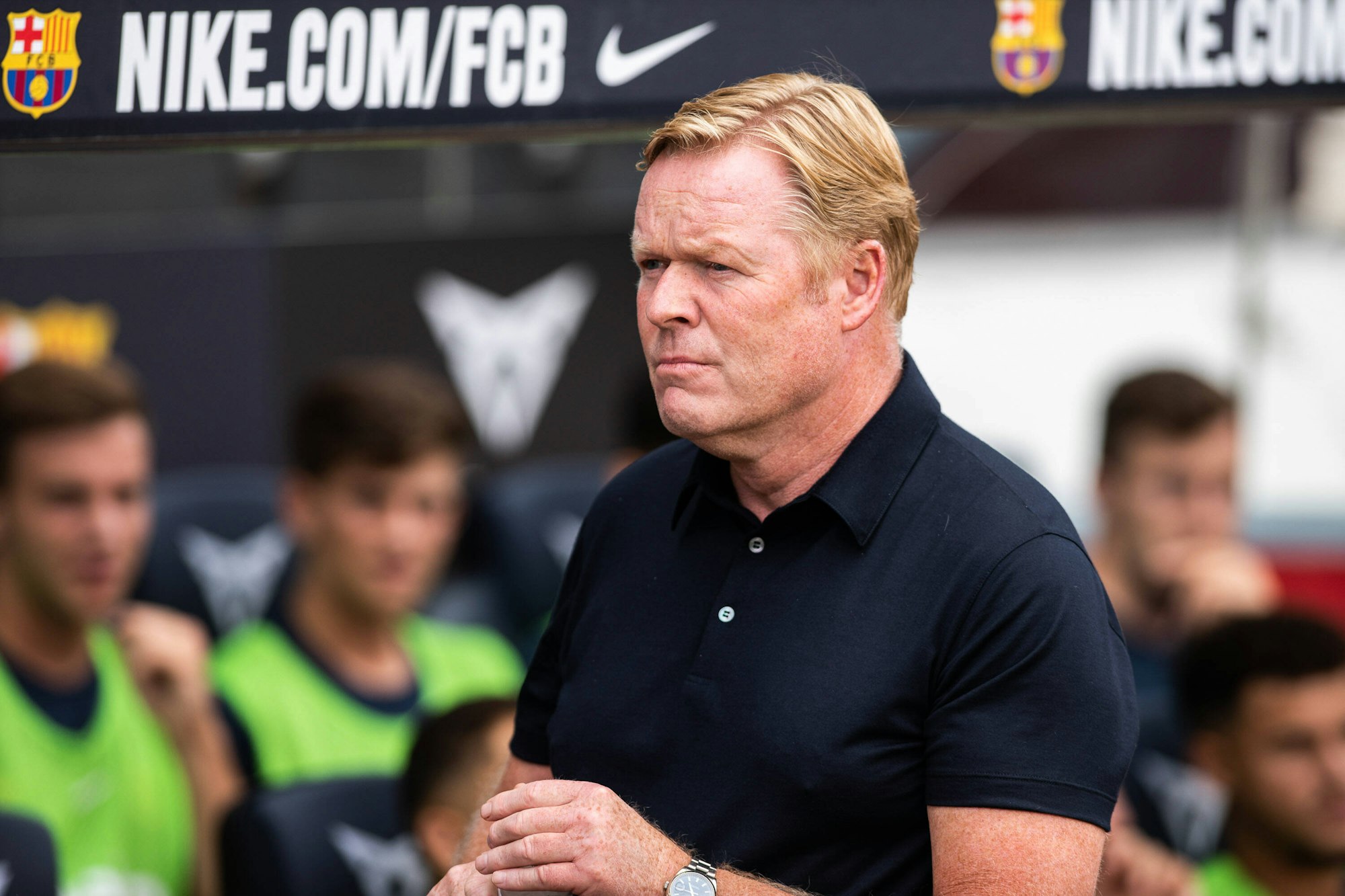 Koeman steht vor der Trainerbank.