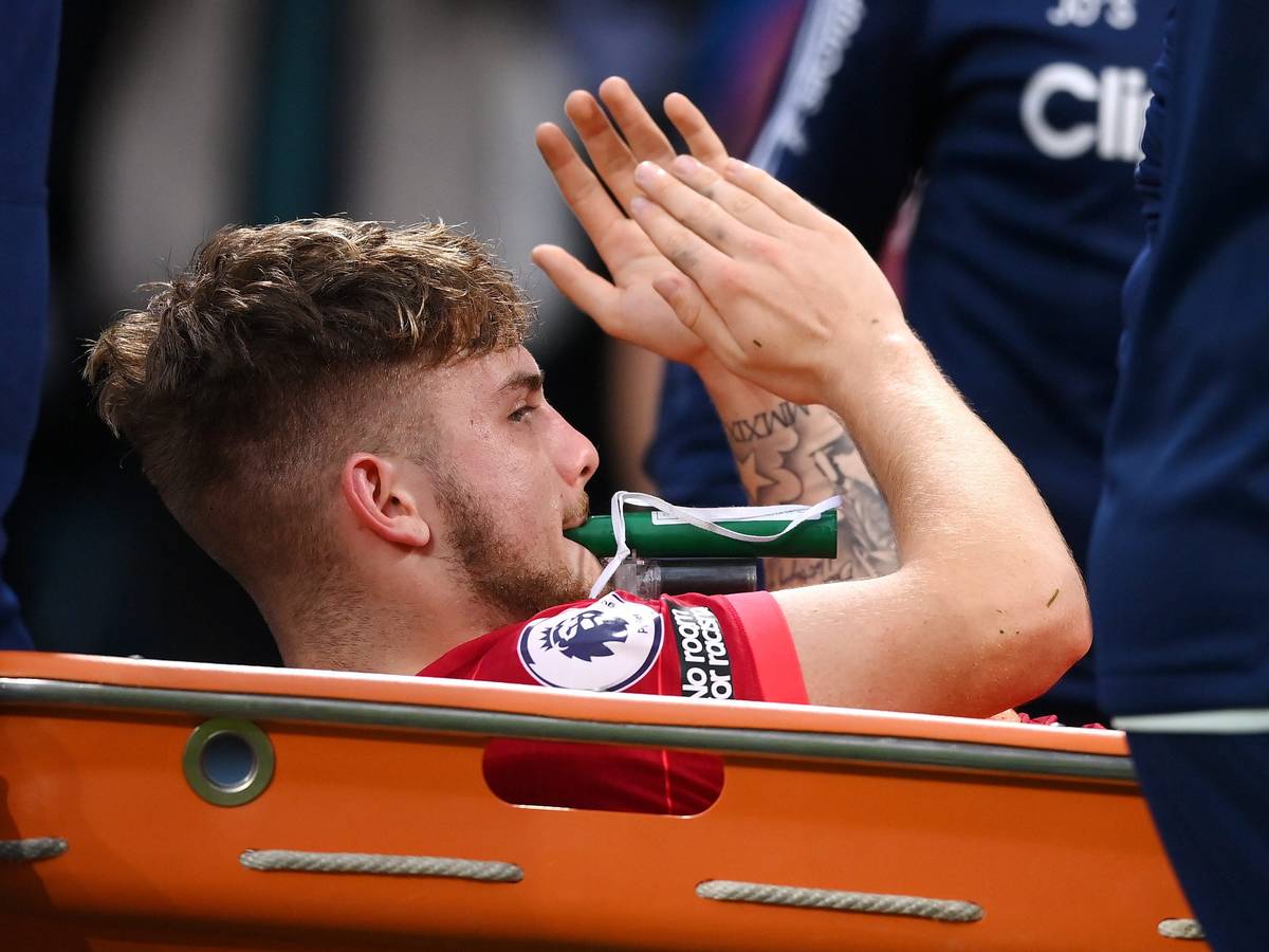Harvey Elliott (FC Liverpool) wird vom Platz getragen.