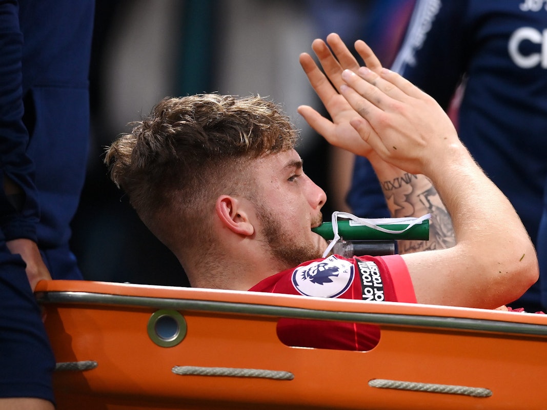 Harvey Elliott (FC Liverpool) wird vom Platz getragen.