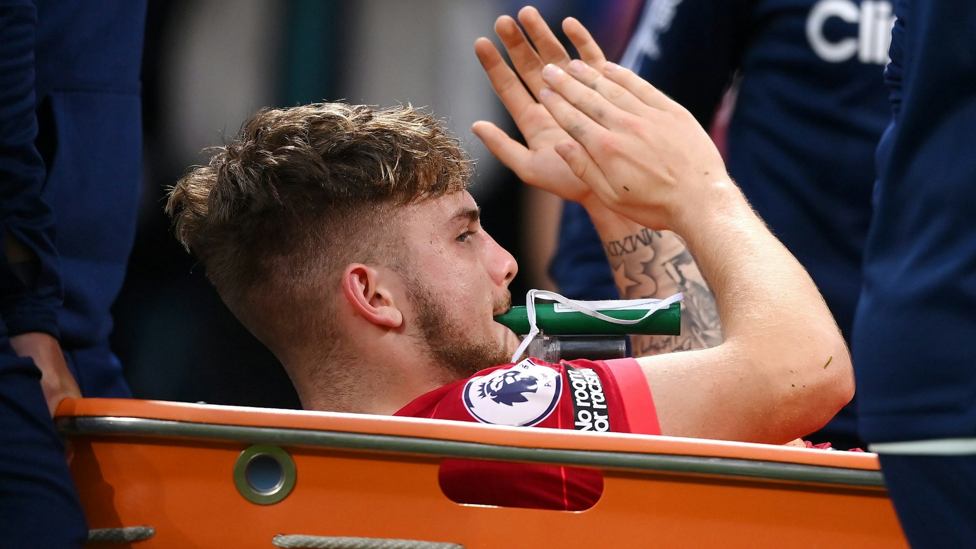 Harvey Elliott (FC Liverpool) wird vom Platz getragen.