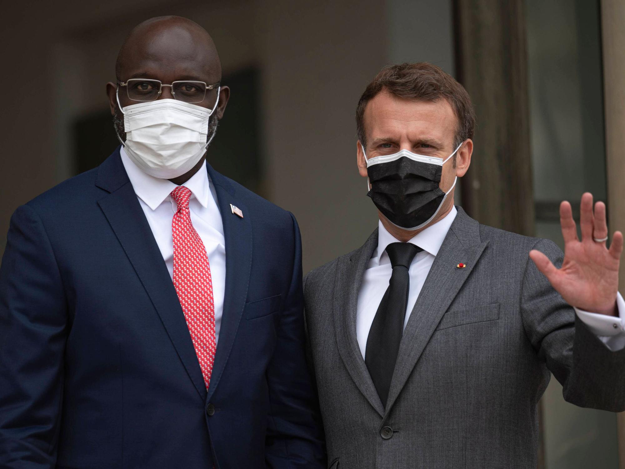 George Weah an der Seite von Emmanuel Macron. Beide mit Maske.