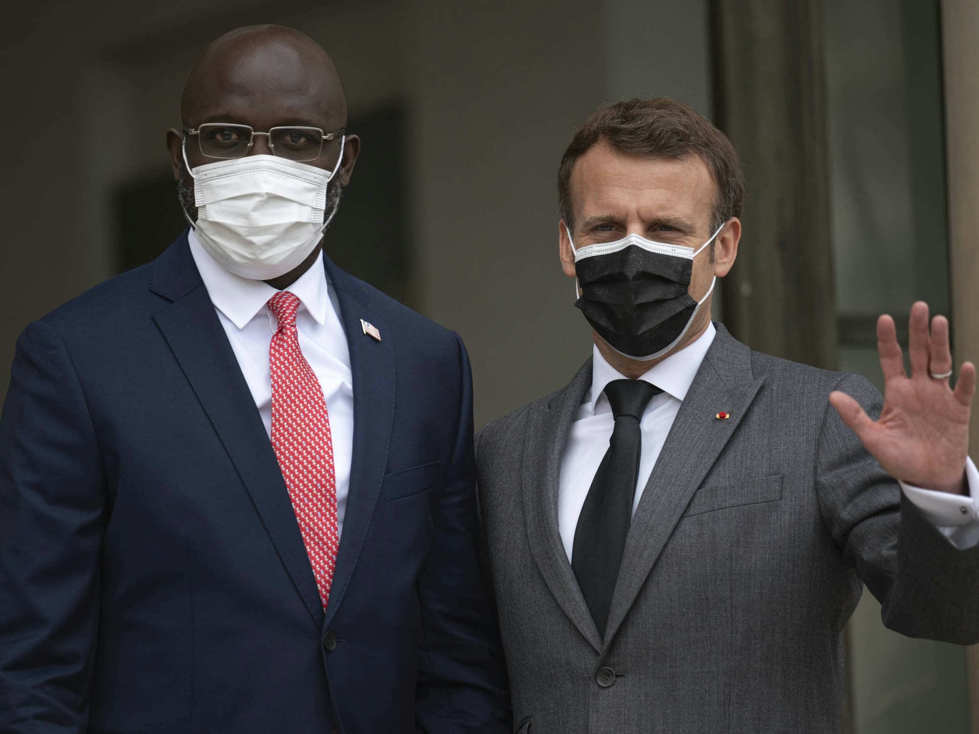 George Weah an der Seite von Emmanuel Macron. Beide mit Maske.