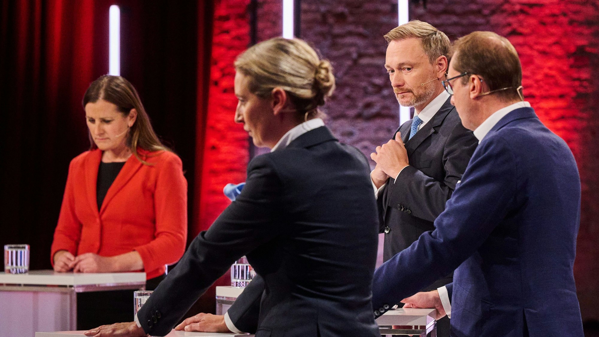 Nach dem Triell der Kanzlerkandidaten haben sich am Montag auch die Spitzenkandidaten der vier kleineren Parteien FDP, Linke, AfD und CSU einen Schlagabtausch zu zentralen politischen Themen geliefert: Janine Wissler (l-r), Linke-Parteivorsitzende, Alice Weidel, AfD-Fraktionsvorsitzende, Christian Lindner, FDP-Parteivorsitzender, und Alexander Dobrindt, CSU-Landesgruppenchef, stehen kurz vor der Live-Sendung ‚Der Vierkampf nach dem TV-Triell‘
