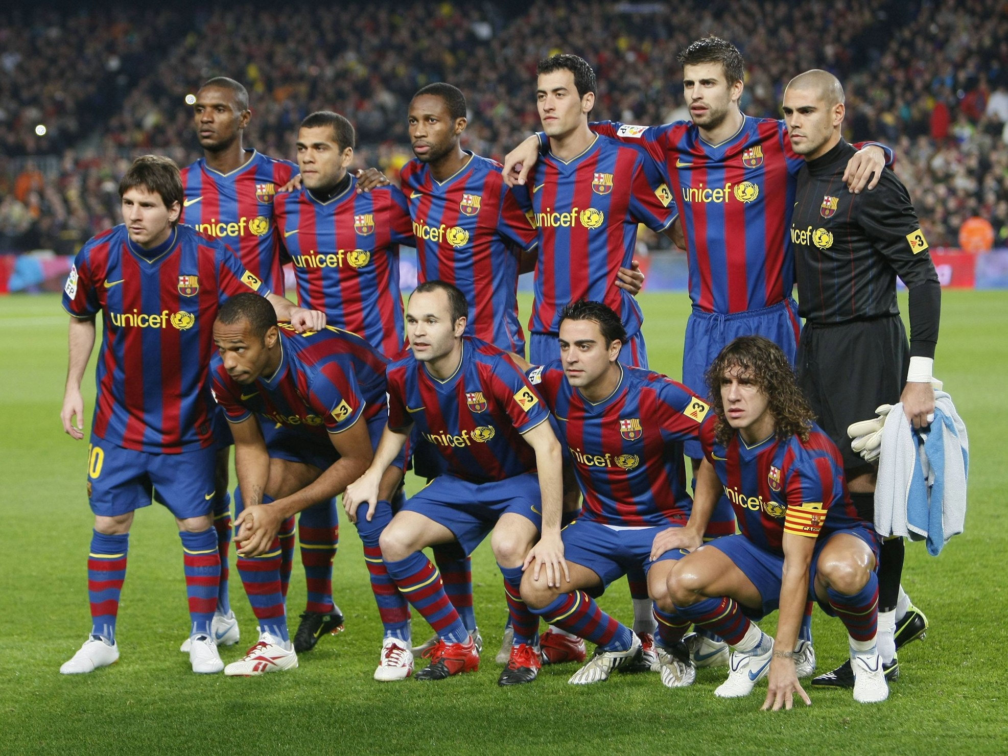 Das Team von Barca beim Mannschaftsbild vor einem Spiel. Darunter sind Henry, Messi, Puyol, Xavi, Iniesta und sechs weitere Spieler.