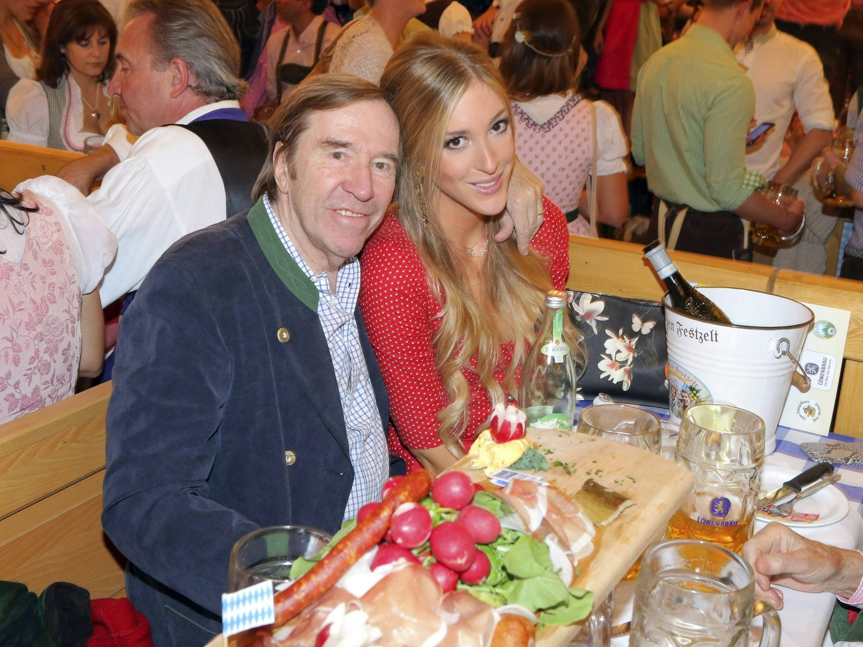 Günter Netzer mit Tochter Alana beim Oktoberfest 2015 auf der Theresienwiese.