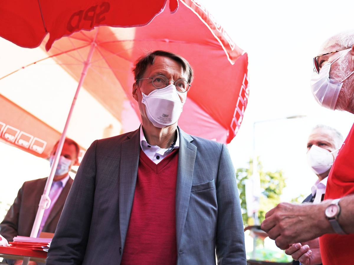 SPD-Gesundheitsexperte Karl Lauterbach steht im Kölner Stadtteil Dellbrück am SPD-Stand und unterhält sich mit den Bürgern.