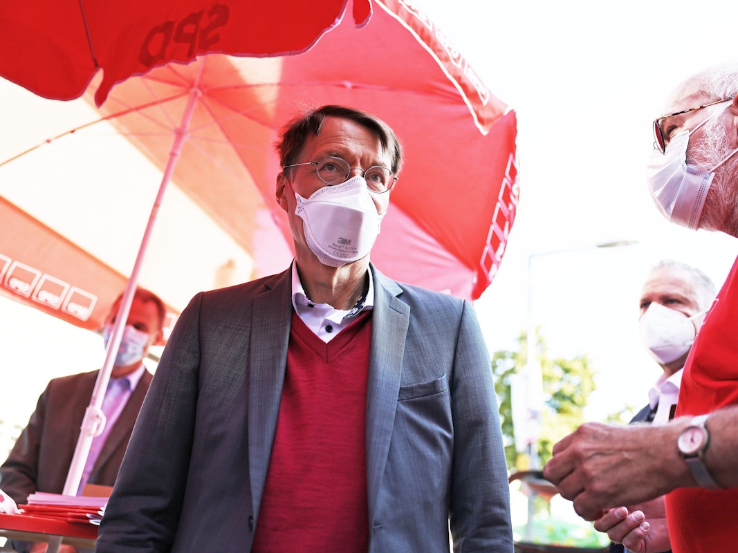 SPD-Gesundheitsexperte Karl Lauterbach steht im Kölner Stadtteil Dellbrück am SPD-Stand und unterhält sich mit den Bürgern.