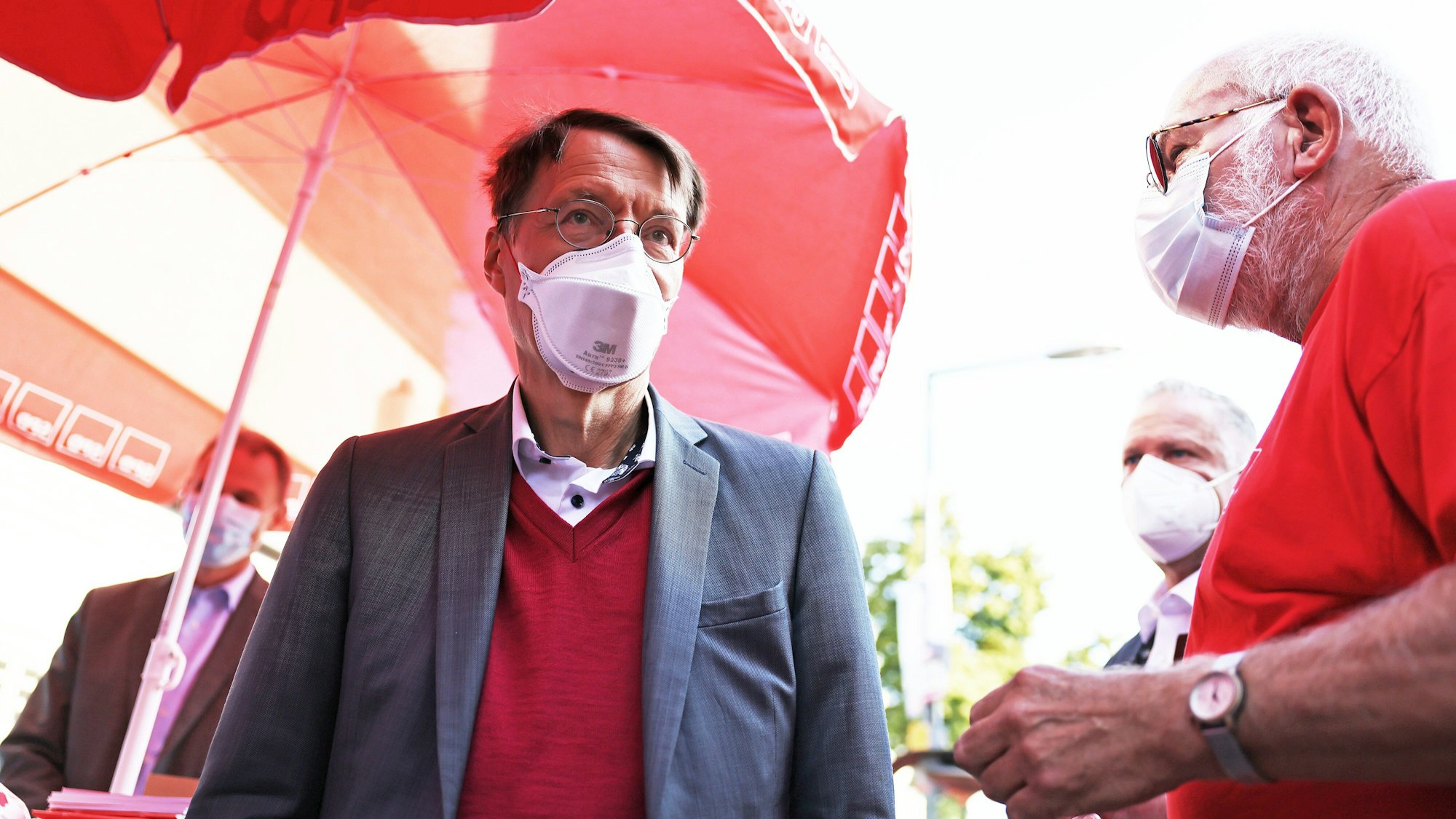 SPD-Gesundheitsexperte Karl Lauterbach steht im Kölner Stadtteil Dellbrück am SPD-Stand und unterhält sich mit den Bürgern.