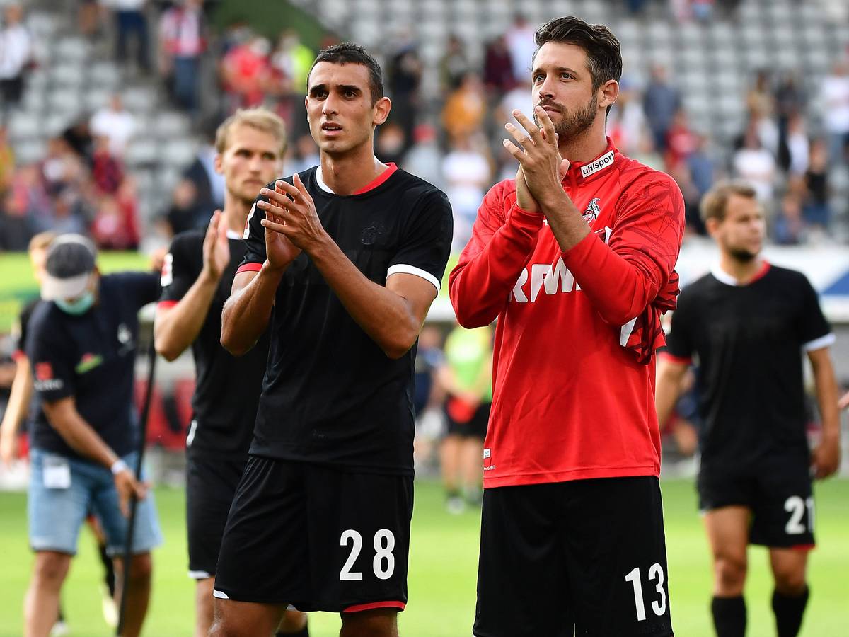 Mark Uth bedankt sich beim Bundesliga-Spiel SC Freiburg gegen 1. FC Köln bei den FC-Fans.