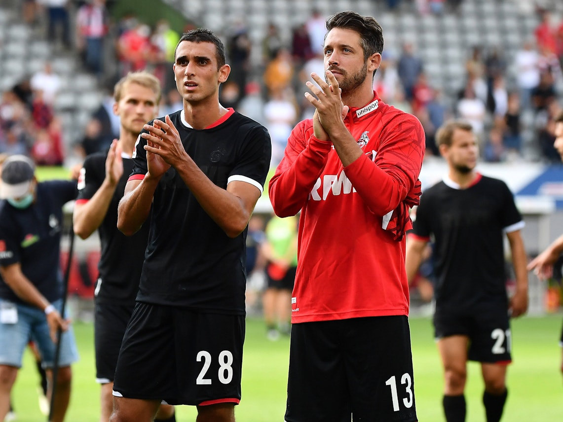 Mark Uth bedankt sich beim Bundesliga-Spiel SC Freiburg gegen 1. FC Köln bei den FC-Fans.