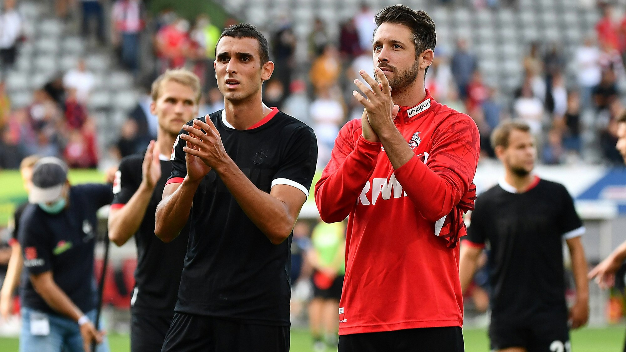 Mark Uth bedankt sich beim Bundesliga-Spiel SC Freiburg gegen 1. FC Köln bei den FC-Fans.