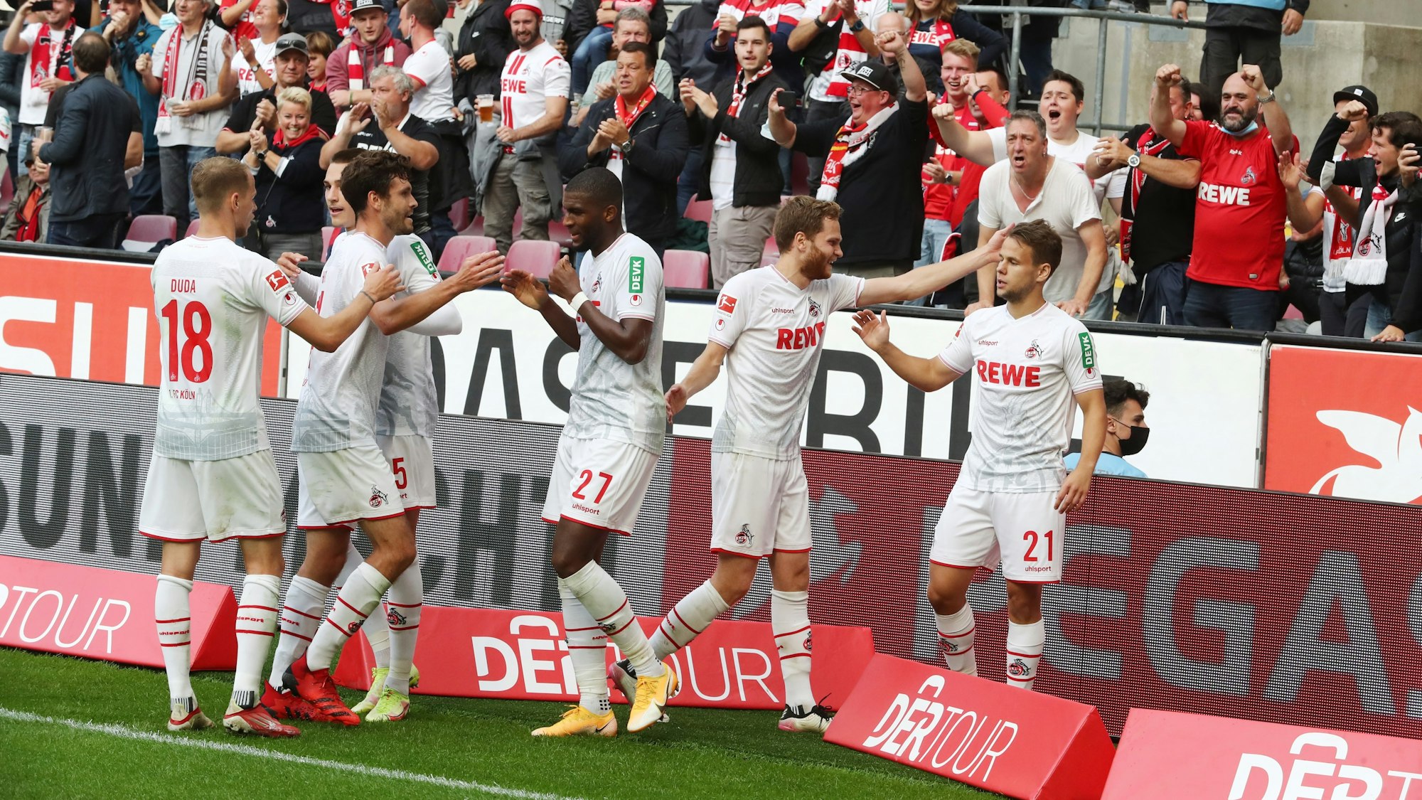 Der 1. FC Köln jubelt gegen den VfL Bochum.