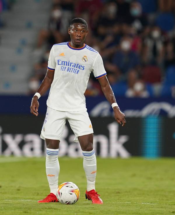 Der Ball liegt vor David Alaba.