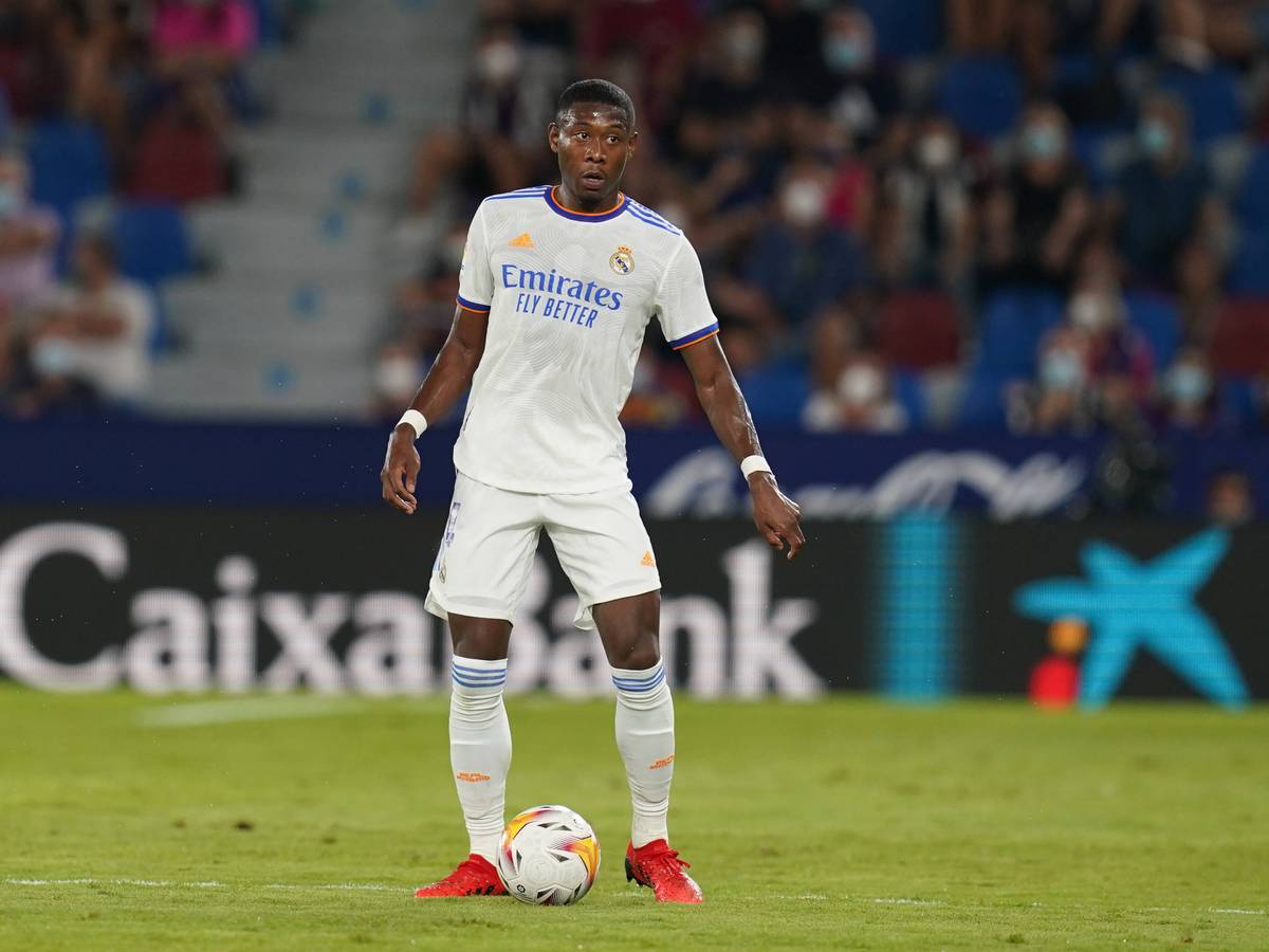 Der Ball liegt vor David Alaba.