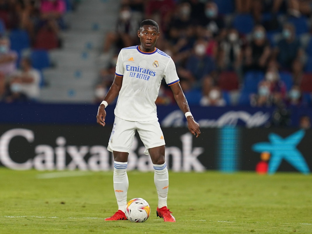 Der Ball liegt vor David Alaba.