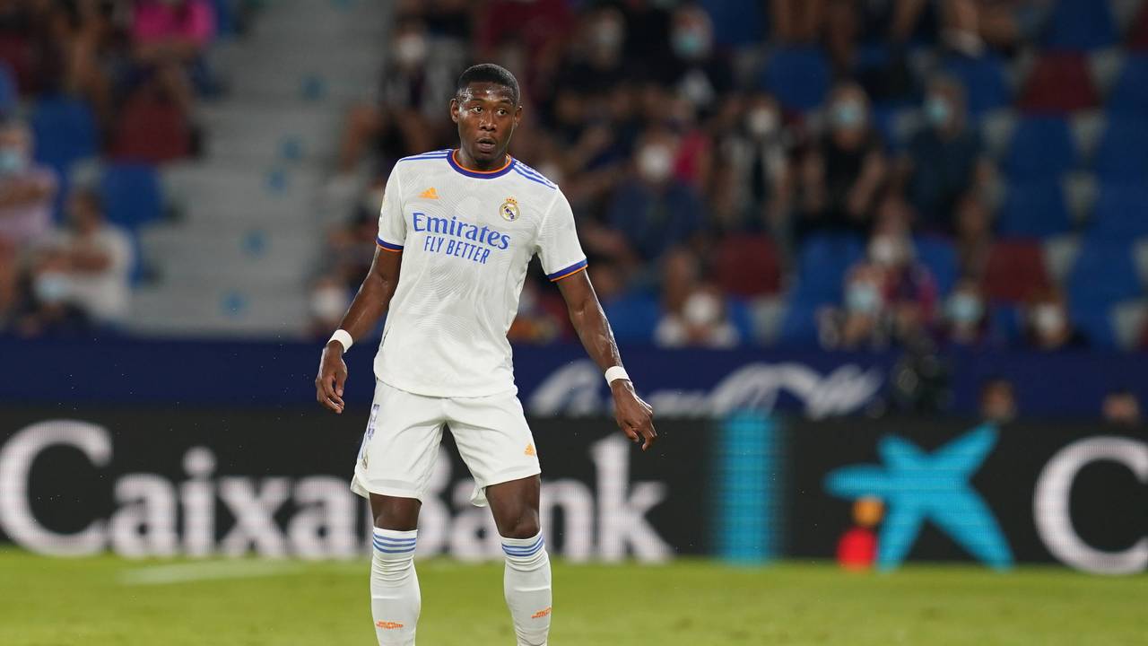 Der Ball liegt vor David Alaba.