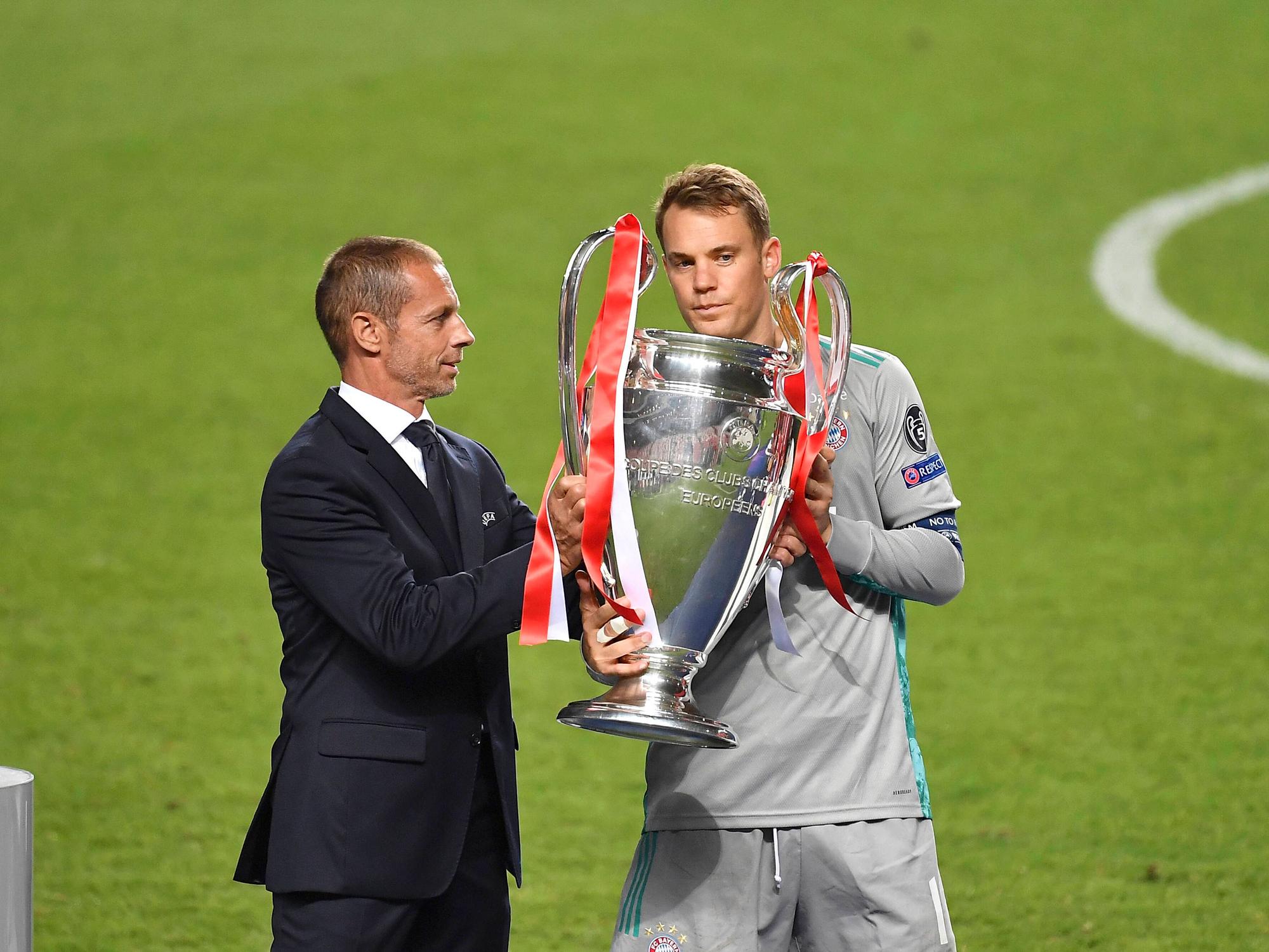 Ceferin gibt Manuel Neuer den Henkelpott.