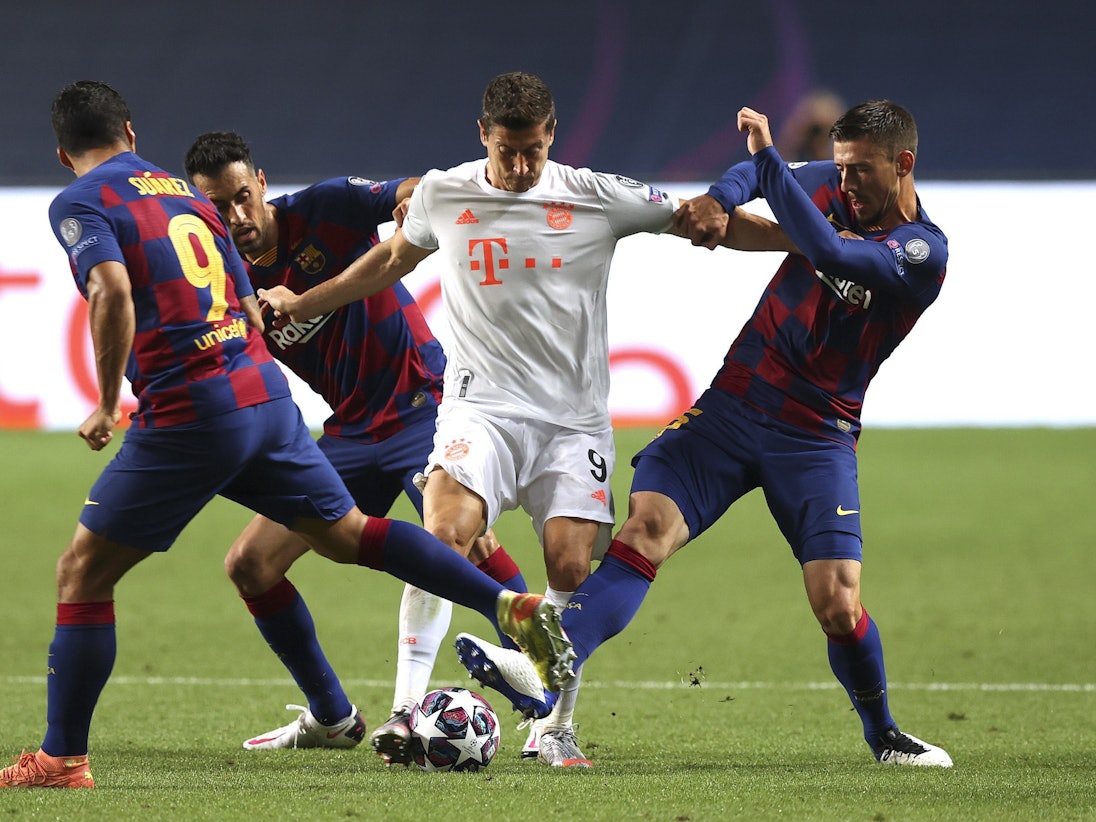 Robert Lewandowski im Zweikampf mit Gerard Piqué und Luis Suarez