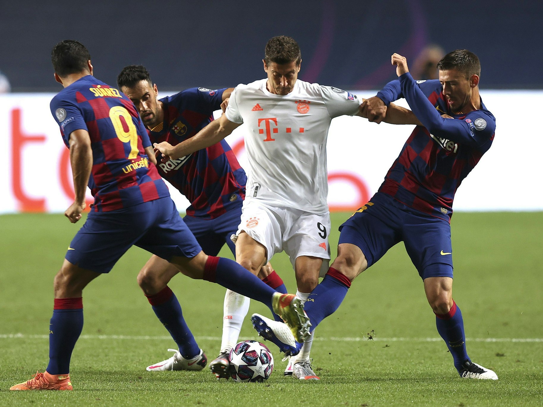 Robert Lewandowski im Zweikampf mit Gerard Piqué und Luis Suarez