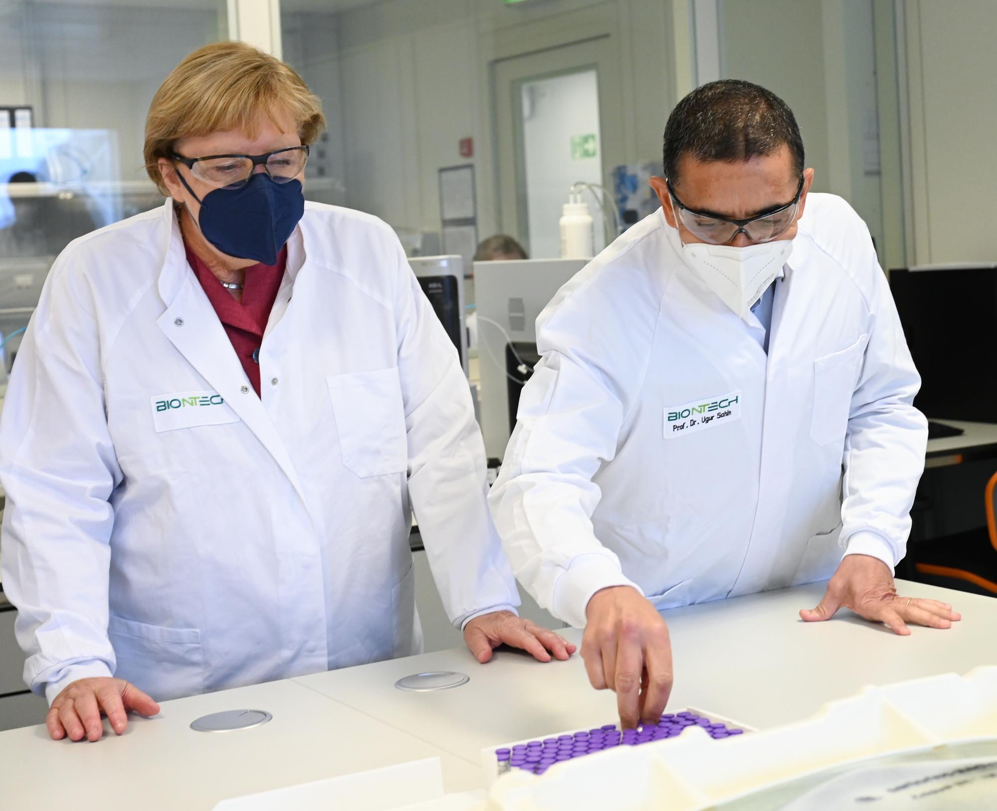 Ugur Sahin und Angela Merkel im Biontech-Labor.