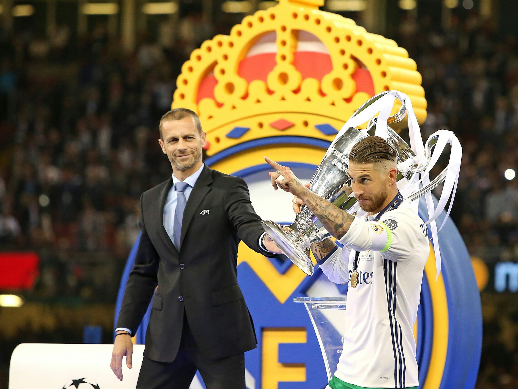 Sergio Ramos hält den Henkelpott in den Händen, im Hintergrund steht Ceferin.