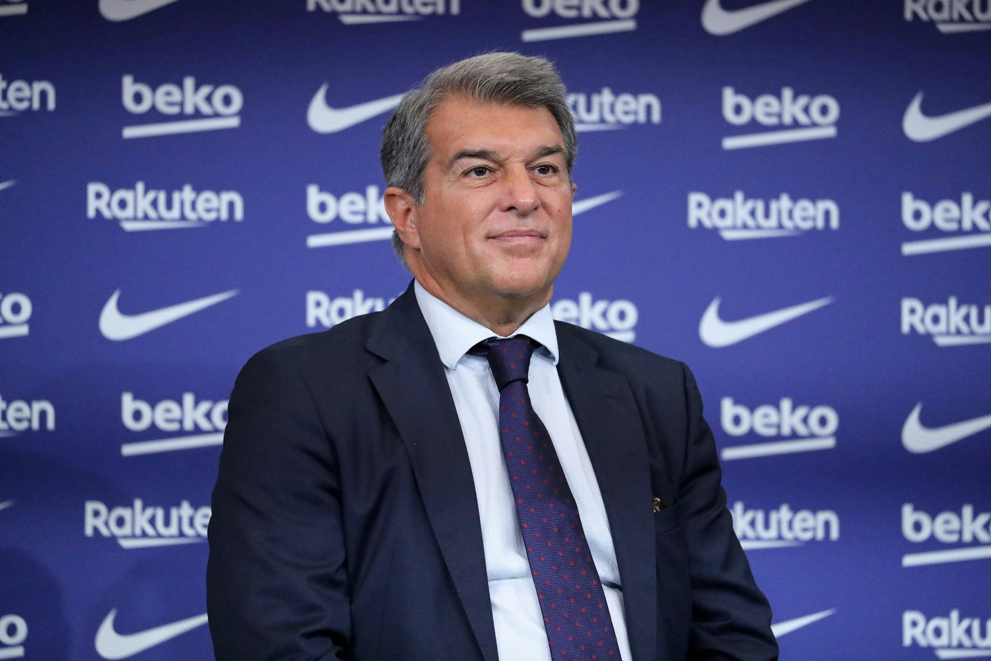 Joan Laporta schaut zufrieden in die Kamera.