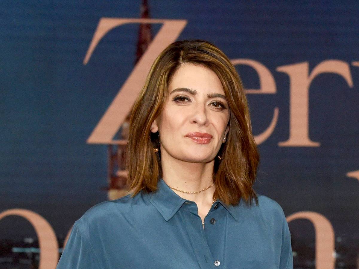 Die Moderatorin Linda Zervakis steht in dem Studio, in dem sie das neue ProSieben-Journal „Zervakis & Opdenhövel. Live“ ab Herbst 2021 moderieren wird. +++ dpa-Bildfunk +++
