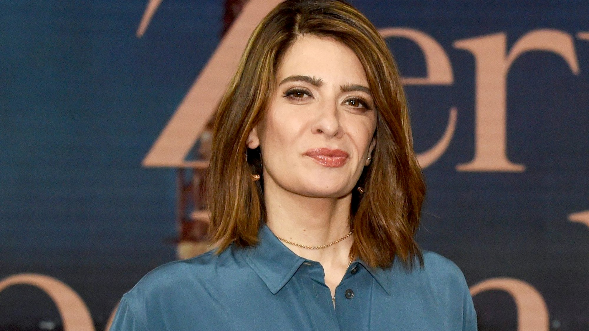 Die Moderatorin Linda Zervakis steht in dem Studio, in dem sie das neue ProSieben-Journal „Zervakis & Opdenhövel. Live“ ab Herbst 2021 moderieren wird. +++ dpa-Bildfunk +++