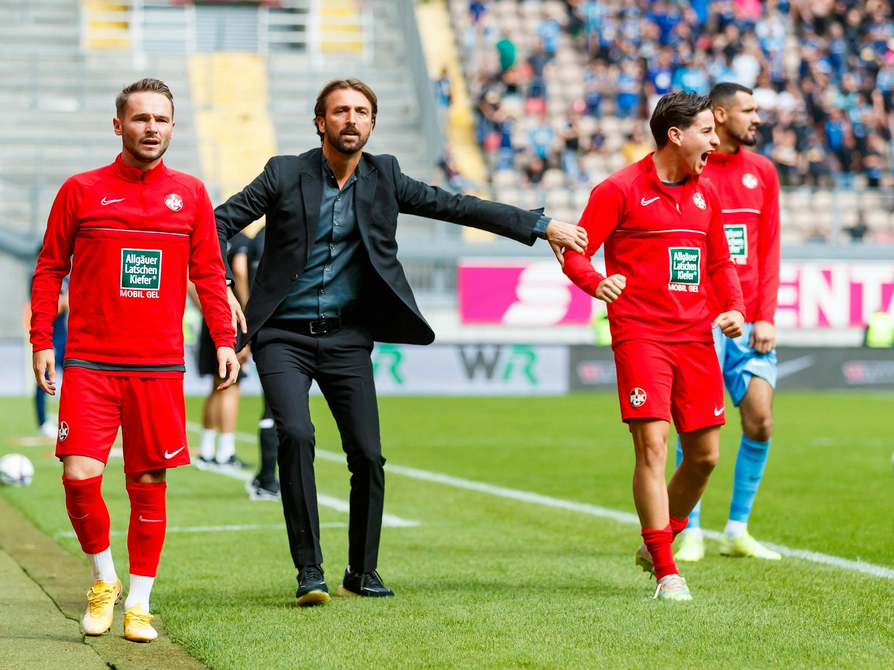 Thomas Hengen hält Marius Kleinsorge und Nicolas Sessa zurück