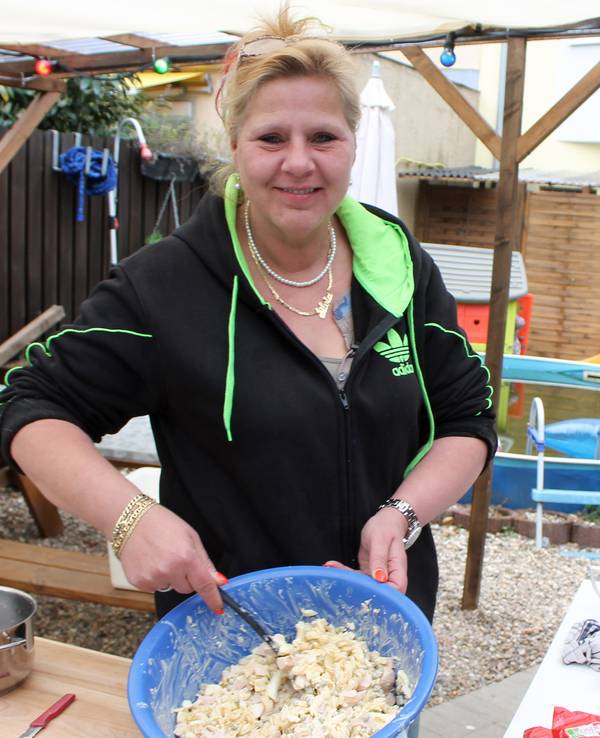 Silvia Wollny macht Nudelsalat.