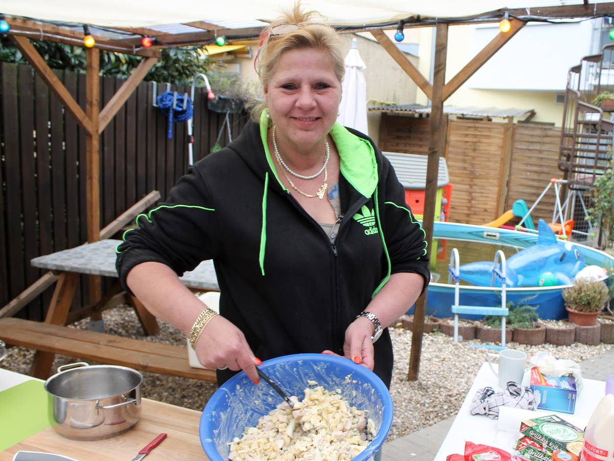 Silvia Wollny macht Nudelsalat.